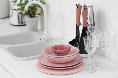 Mutfaktaki tezgahta temiz pembe tabaklar, yakın plan.