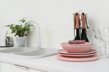 Mutfaktaki tezgahta temiz pembe tabaklar, yakın plan.