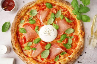 Hafif arka planda Burrata peynirli lezzetli pizza.