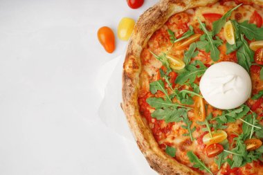 Beyaz arka planda Burrata peynirli lezzetli pizza.