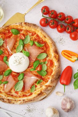 Hafif arka planda Burrata peynirli lezzetli pizza.