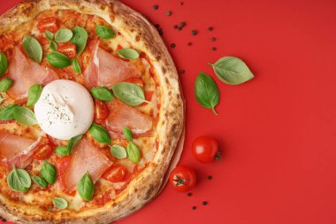 Kırmızı arka planda Burrata peynirli lezzetli pizza.