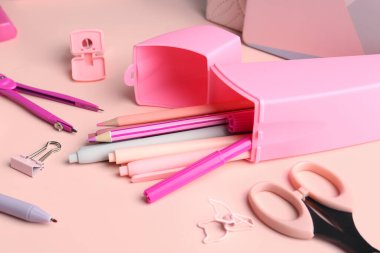 Pembe arka planda okul kırtasiyesi olan kalem kutusu, kapat