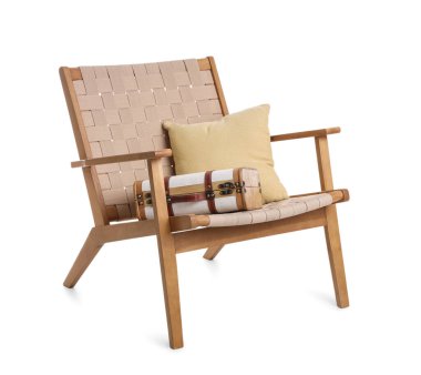 Beyaz arka planda izole edilmiş yastıklı ve bavullu hasır koltuk.