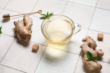 Beyaz fayanslı naneli ve şekerli zencefilli çay.