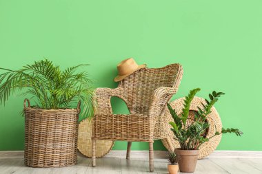 Hasır koltuklu ve çiçekli oturma odasının içi.