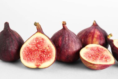 Beyaz arka planda taze incir