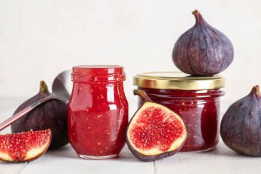 Kavanozlar beyaz fayans üzerinde tatlı incir reçeli