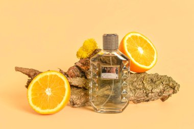 Ağaç kabuğu ve turuncu renkli bir parfüm şişesi.