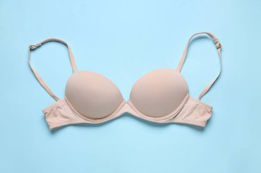 Renkli arkaplanda şık sütyen