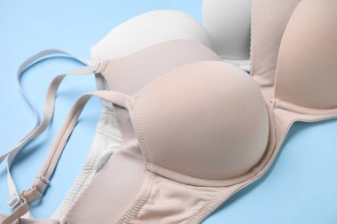 Renkli arkaplanda sütyen seti, yakın plan