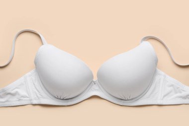 Renkli arka planda beyaz kadın sütyeni, yakın plan.