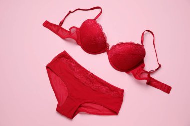 Pembe arka planda şık kadın iç çamaşırları