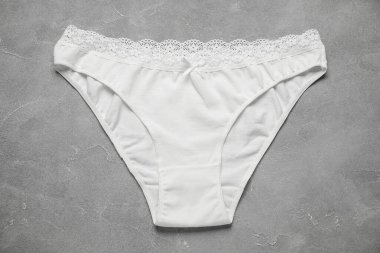 Beyaz kadın külotu ve grunge arka planı