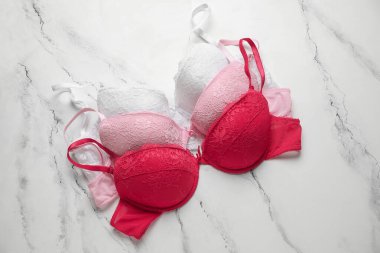Açık arkaplanda şık sutyenler