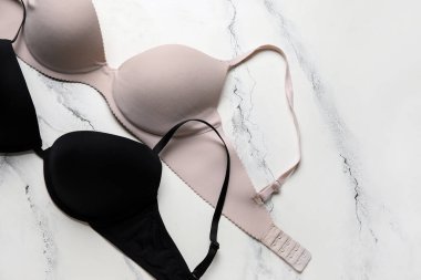 Hafif arkaplanda şık sutyenler