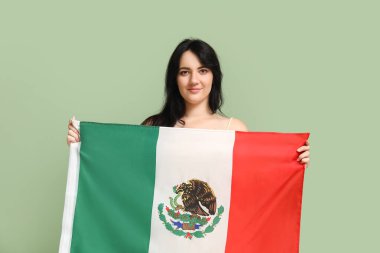 Yeşil arka planda Meksika bayrağı olan güzel bir genç kadın.