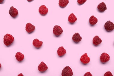 Pembe arka planda taze olgun ahududular.