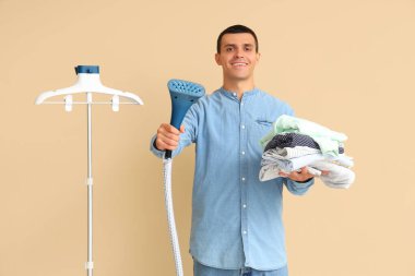 Bej arka planda vapurlu genç adam