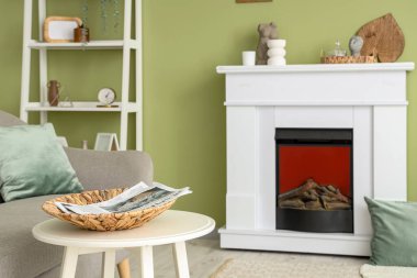 Gazeteler oturma odasındaki masada.