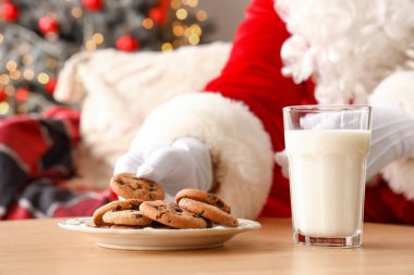 Noel arifesinde kurabiye ve sütle Noel Baba, yakın plan.