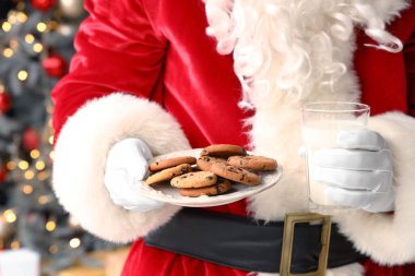 Noel arifesinde kurabiye ve sütle Noel Baba, yakın plan.
