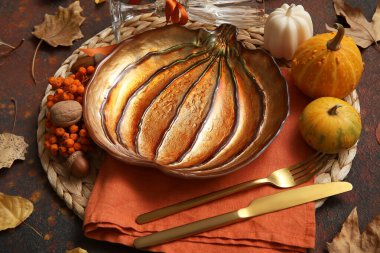 Şükran Günü kutlaması için grunge kahverengisi arka planda güzel bir masa.