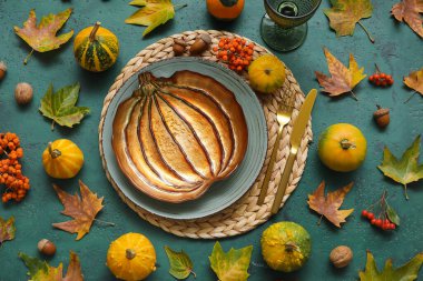 Yeşil arka planda Şükran Günü kutlaması için güzel bir masa.