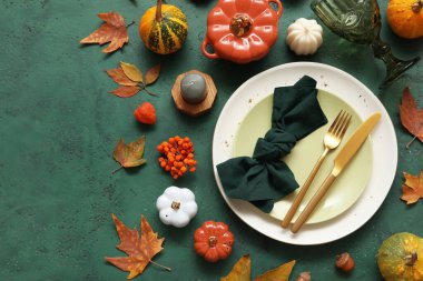 Yeşil arka planda Şükran Günü kutlaması için güzel bir masa.