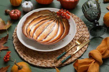 Yeşil ahşap arka planda Şükran Günü kutlaması için güzel bir masa.