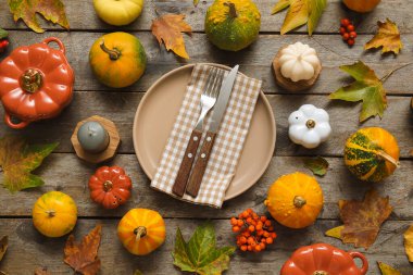 Tahta arka planda Şükran Günü kutlaması için güzel bir masa.