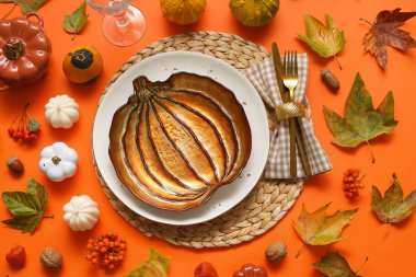 Turuncu arka planda Şükran Günü kutlaması için güzel bir masa.