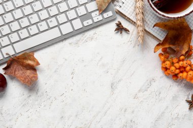 Sonbahar yapraklı klavye, rowan ve beyaz grunge arka planda buğday kulağı