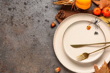 Koyu grunge arkaplan üzerinde balkabakları ve yaprakları ile sonbahar masa ayarları