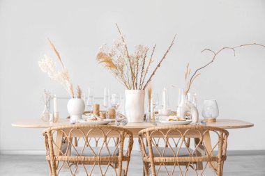 Mumlar, kurutulmuş çiçekler ve hafif yemek odasında bardaklar.