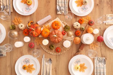 Şükran Günü için balkabakları, tebrik kartları ve mumlarla şenlik masası.