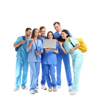 Beyaz arka planda dizüstü bilgisayarı olan bir grup tıp öğrencisi