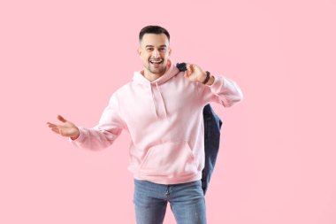 Pembe arka plandaki mutlu genç adam