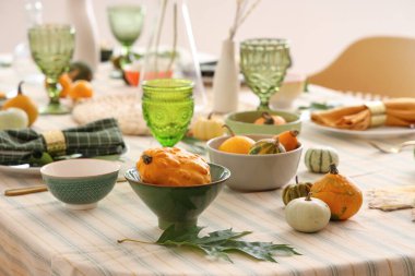 Yapraklar ve balkabaklarıyla sonbahar masası, yakın plan.