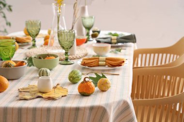 Yapraklar ve balkabaklarıyla sonbahar masası, yakın plan.