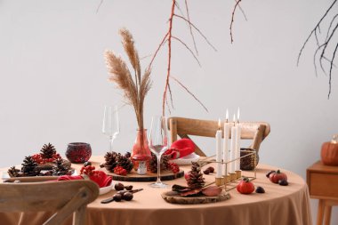 Şükran Günü için hazırlanan sonbahar sofrası yemek odasında otlar ve çam kozalaklarıyla süslendi.