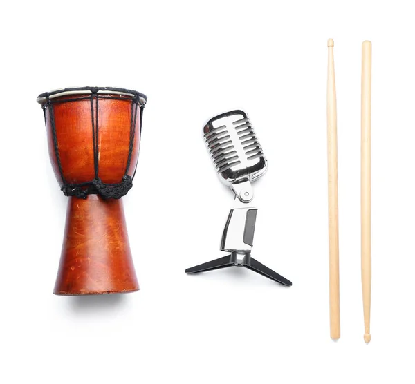 Diferentes Instrumentos Musicais Microfone Sobre Fundo Branco — Fotografia de Stock