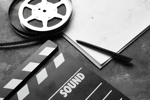 Karanlık Arka Planda Film Makarası Film Makarası Olan Hikaye Tahtası — Stok fotoğraf