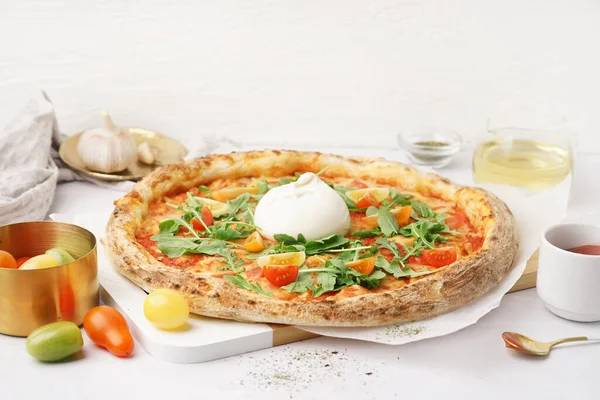 Masada Burrata peynirli lezzetli pizza.