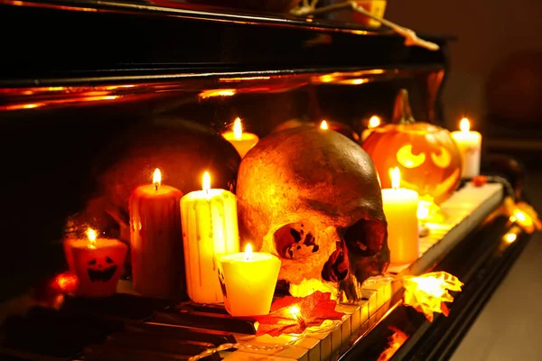 불타는 할로윈 축하를위한 두개골과 어두운 방에서 그랜드 피아노에 클로즈업 — 스톡 사진