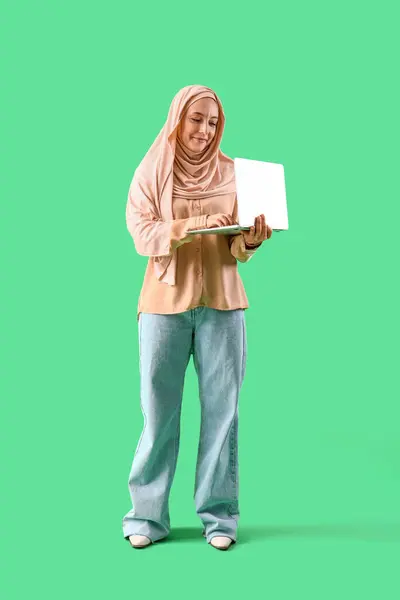 Ältere Muslimin Benutzt Laptop Auf Grünem Hintergrund — Stockfoto
