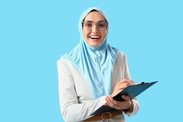 Mladá Muslimská Podnikatelka Schránkou Modrém Pozadí — Stock fotografie