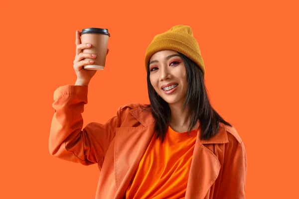 Élégant Jeune Femme Asiatique Avec Tasse Café Sur Fond Orange — Photo