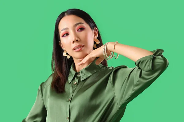Стильная Молодая Азиатка Зеленом Фоне — стоковое фото