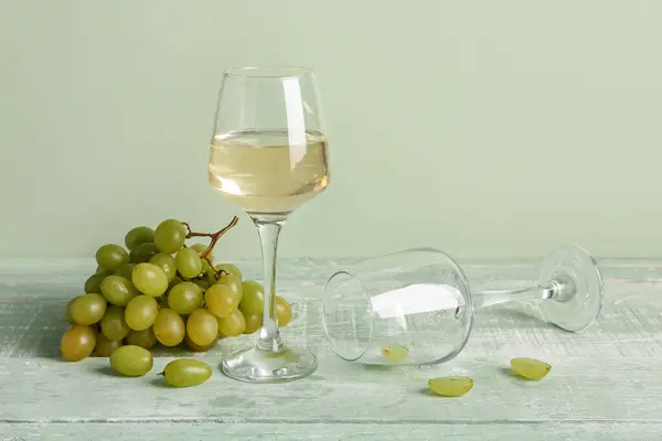 Glasses Tasty Wine Grape Green Wooden Table — Stock Photo, Image